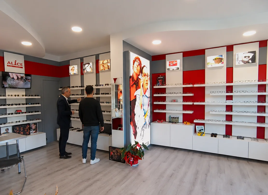Ottico Alice Optical mentre regola una montatura a un cliente nella sede di Viagrande
